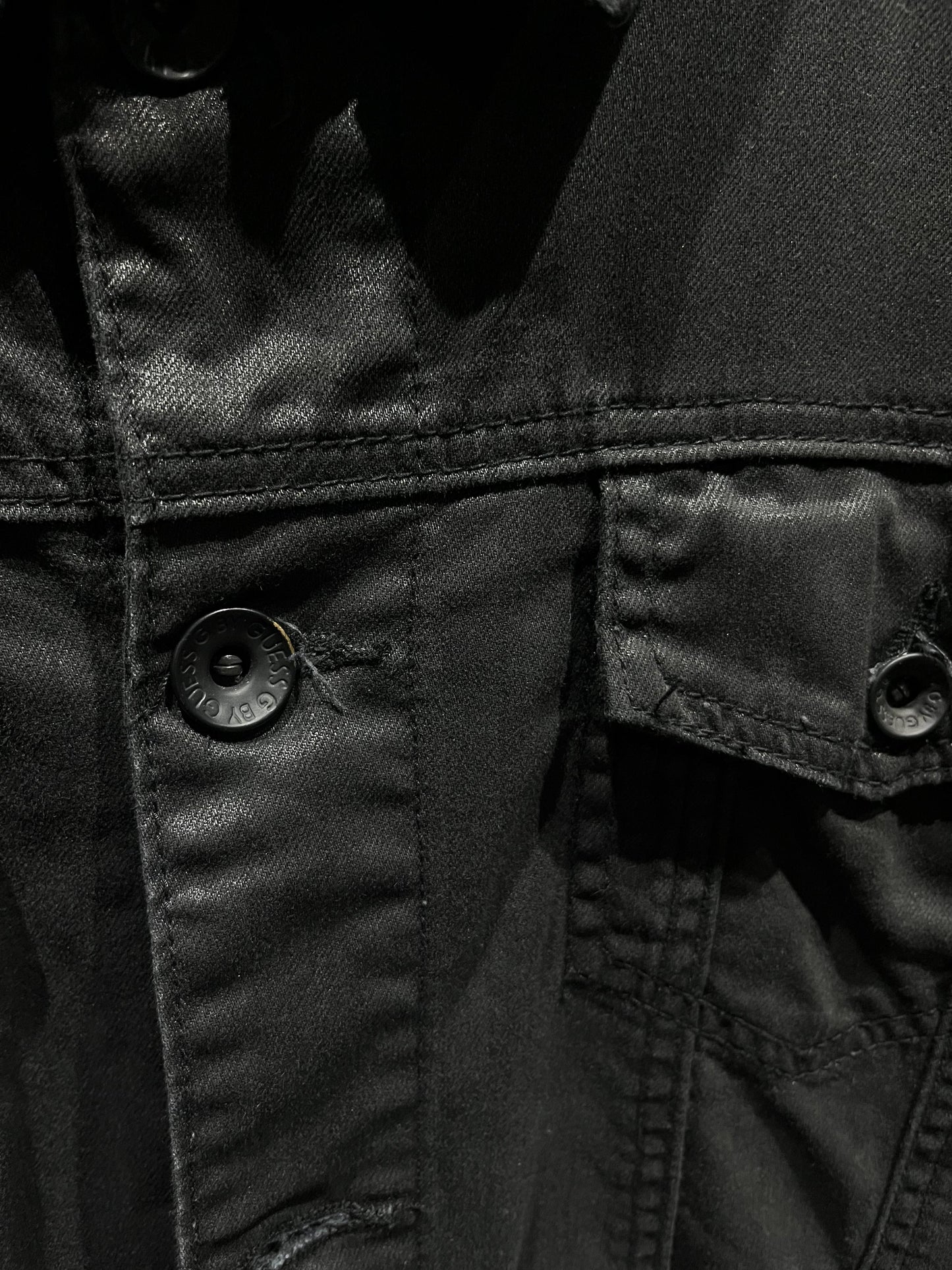 Jacket G by Guess
Denim encerado
Talla:L